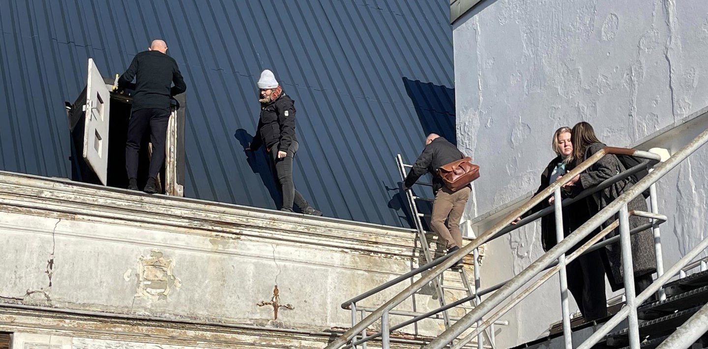 Beleidsmedewerkers op locatie van een rijksmonument tijdens het planoverleg ten behoeve van vergunningsaanvragen.