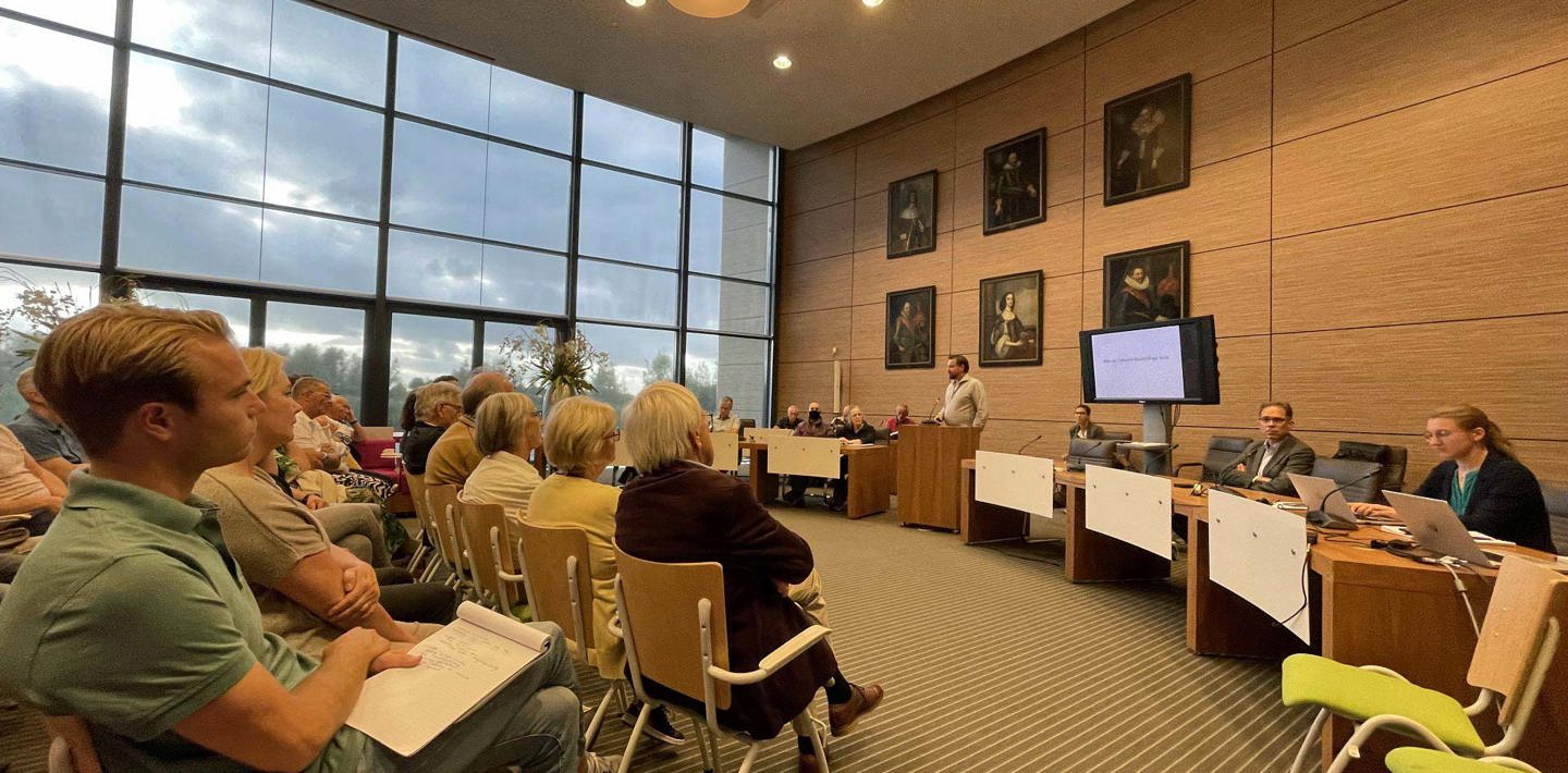 Eigenaren van potentiële gemeentelijke monumenten in Tholen ontvangen in een zaal van het gemeentehuis informatie.