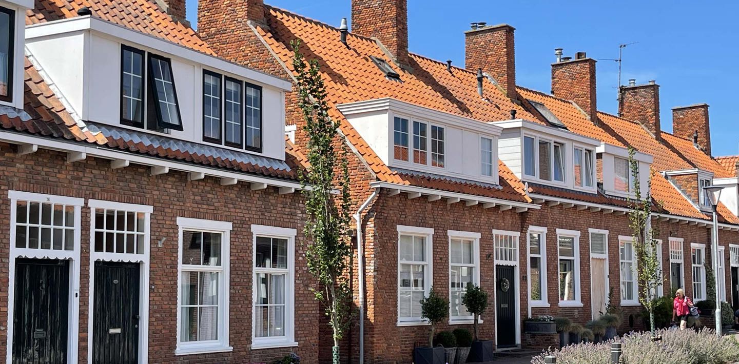 Straat in Westkapelle met rijtje historische woonhuizen.