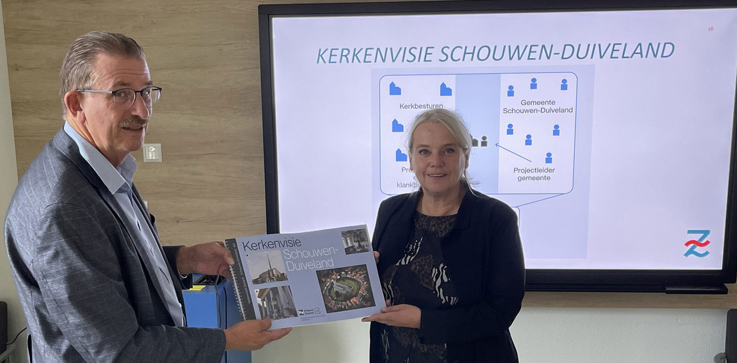 Wethouder Jacqueline van Burg van Schouwen-Duiveland ontvangt van Jan van der Voorde de allereerste kerkenvisie.