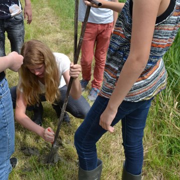 Jongeren volgen de archeologieles 