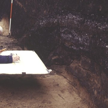 Bas Oele, archeologisch veldtechnicus werkzaam voor de eerste provinciaal archeoloog, aan het werk in een opgravingsput.