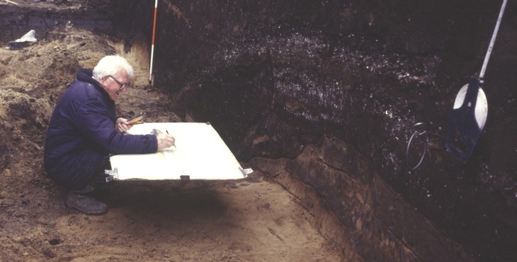 Bas Oele, archeologisch veldtechnicus werkzaam voor de eerste provinciaal archeoloog, aan het werk in een opgravingsput.