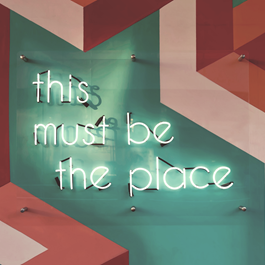 Retro wand met de tekst 'This must be the place'. 