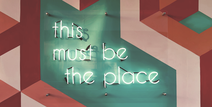 Retro wand met de tekst 'This must be the place'. 