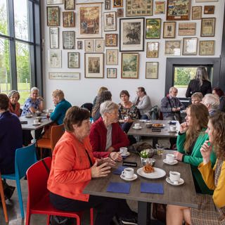 Kennis en ervaring uitwisselen onder het genot van een bakje koffie.