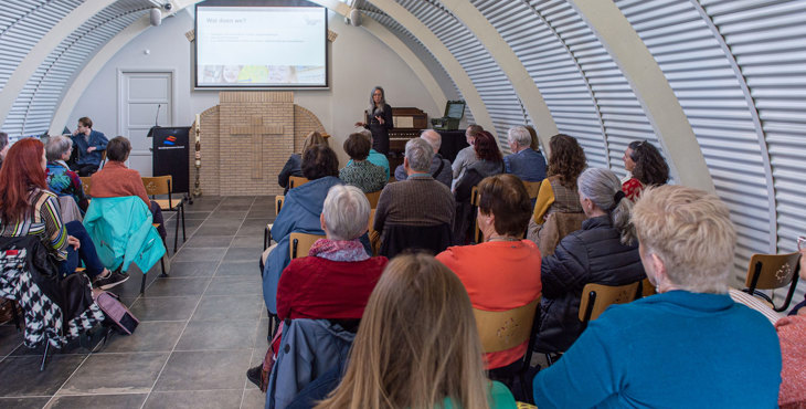 Alle aanwezigen in het Noodkerkje van Ellewoutsdijk tijdens de voorjaarsbijeenkomst Reizen in de Tijd.