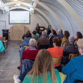 Alle aanwezigen in het Noodkerkje van Ellewoutsdijk tijdens de voorjaarsbijeenkomst Reizen in de Tijd.