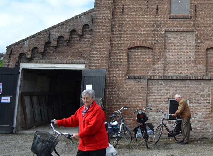 Koos en Bas Oele tijdens de Open Monumentendag in 2013 bij de Meestoof in Kapelle.