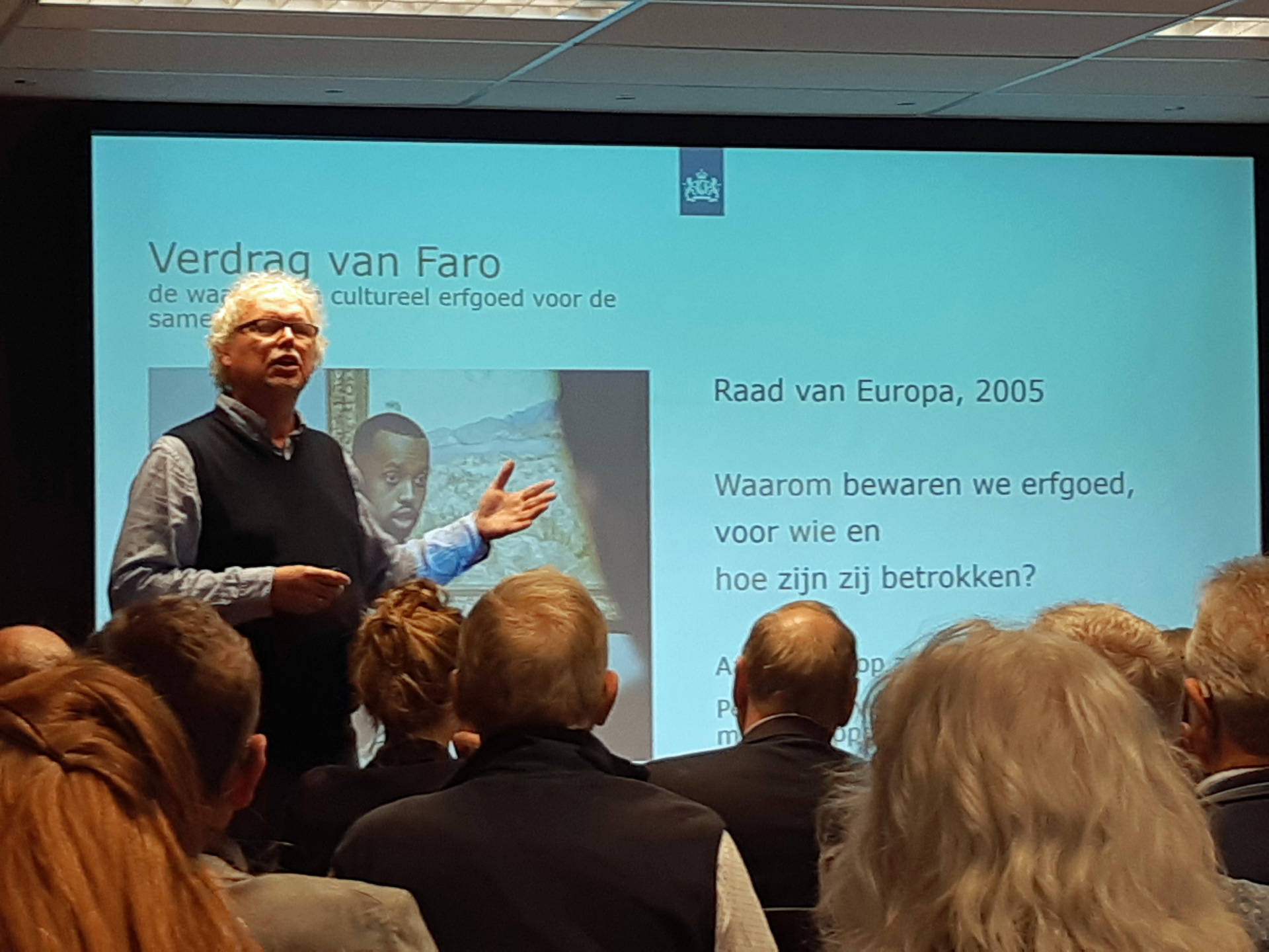 Wim Burggraaff, adviseur erfgoedparticipatie RCE, licht het Verdrag van Faro toe.