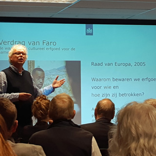 Wim Burggraaff, adviseur erfgoedparticipatie RCE, licht het Verdrag van Faro toe.