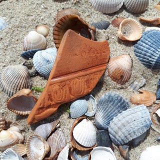 Fragment van versierde terra sigillata (2e/3e eeuw), gevonden op het Banjaardstrand (foto Marten Klop).