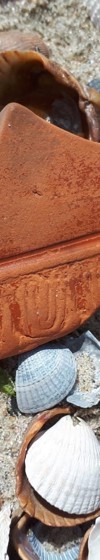 Fragment van versierde terra sigillata (2e/3e eeuw), gevonden op het Banjaardstrand (foto Marten Klop).