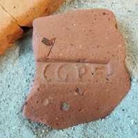 Romeinse imbrex (nokdakpan) met de stempel CGPF (Classis Germanica Pia Fidelis).
