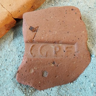 Romeinse imbrex (nokdakpan) met de stempel CGPF (Classis Germanica Pia Fidelis).
