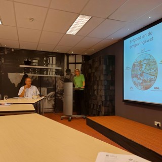 Marjolein Woltering van de Rijksdienst voor het Cultureel Erfgoed gaf een presentatie over erfgoed en de Omgevingswet.