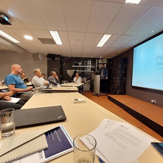Martijn Snel van Fast-Fox gaf een presentatie en live-demonstratie van het Digitaal Stelsel Omgevingswet (DSO).