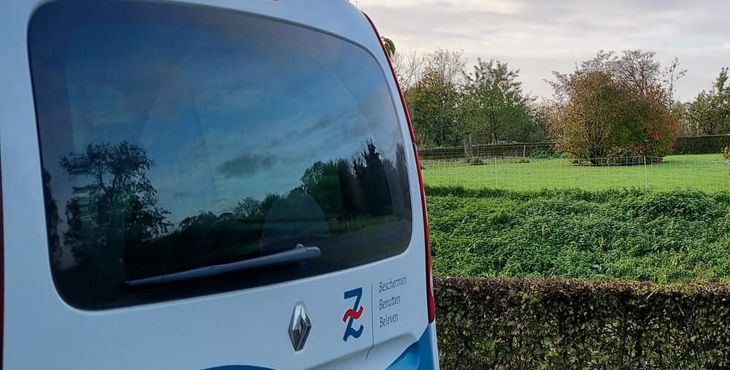 Dienstauto van Erfgoed Zeeland op locatie