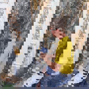Jesse van Dommele, leerling mbo-opleiding schilderen, bezig met het restaureren van een voordeur.