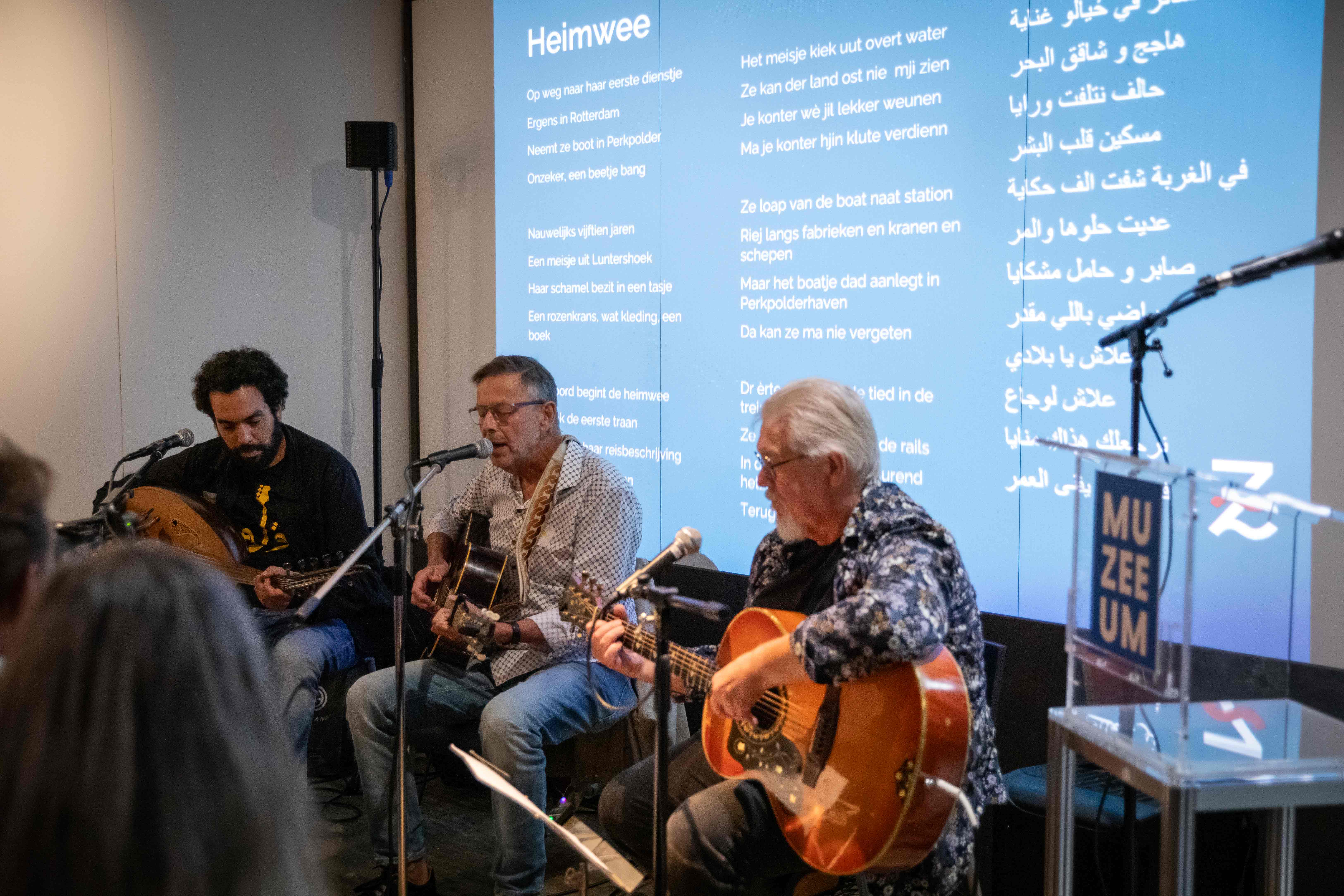 Er wordt gezongen in het Zeeuws en in het Noord-Afrikaans door Sjef Hermans, Ries de Vuyst en Wissem Ziadi.