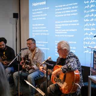 Er wordt gezongen in het Zeeuws en in het Noord-Afrikaans door Sjef Hermans, Ries de Vuyst en Wissem Ziadi.