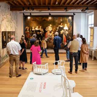 Verschillende rondleiders nemen de gasten mee door het muZEEum en laten de vernieuwde inrichting zien.