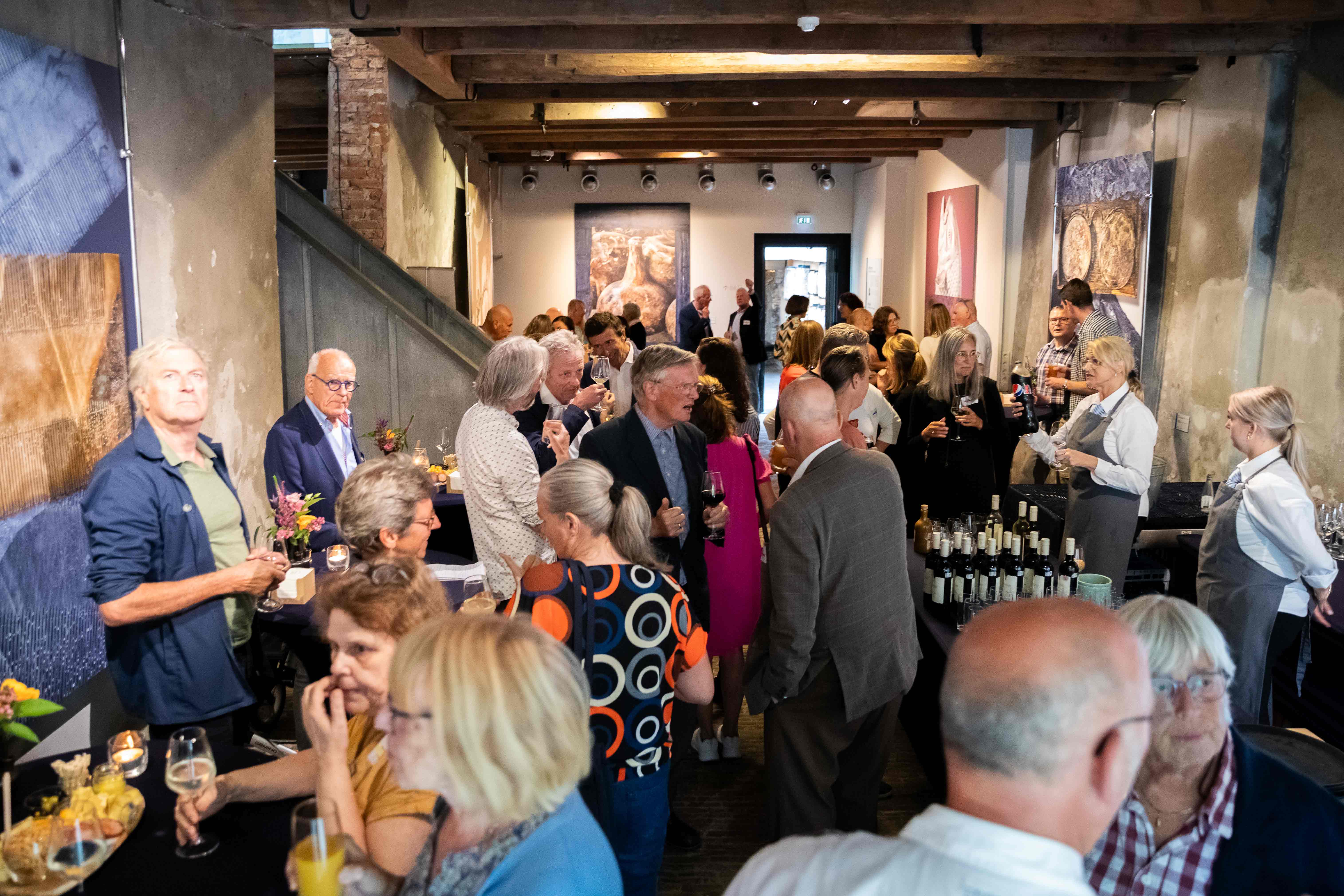 Gedurende de borrel aan het einde van de dag wordt er gezellig nagepraat. 