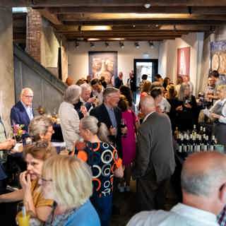 Gedurende de borrel aan het einde van de dag wordt er gezellig nagepraat. 