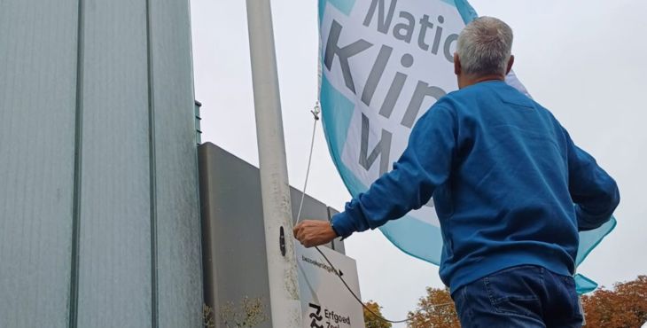 Erfgoed Zeeland hijst de vlag aan de start van de Nationale Klimaatweek 2023.