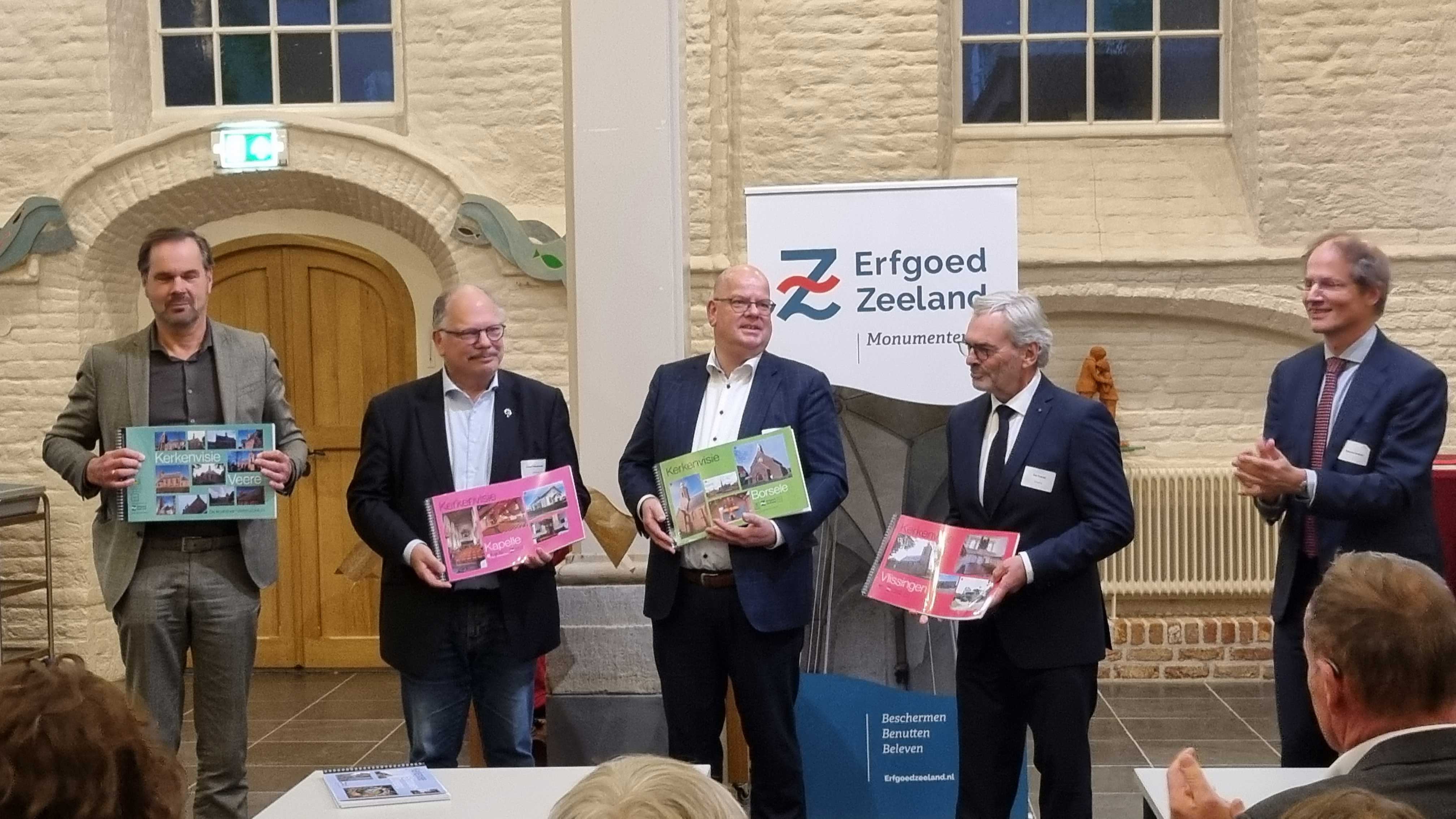 Vlnr: wethouders Bert Tuk (Veere), Siwart Mackintosh (Kapelle), Kees Weststrate (Borsele) en Sal Cracau (Vlissingen) nemen de kerkenvisie in ontvangst van voorzitter Kees-Jan Dosker (raad van toezicht Erfgoed Zeeland).