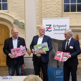 Vlnr: wethouders Bert Tuk (Veere), Siwart Mackintosh (Kapelle), Kees Weststrate (Borsele) en Sal Cracau (Vlissingen) nemen de kerkenvisie in ontvangst van voorzitter Kees-Jan Dosker (raad van toezicht Erfgoed Zeeland).