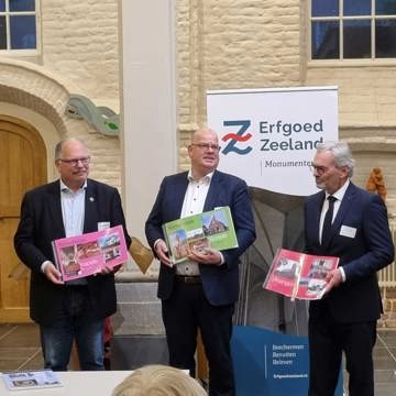 Vlnr: wethouders Bert Tuk (Veere), Siwart Mackintosh (Kapelle), Kees Weststrate (Borsele) en Sal Cracau (Vlissingen) nemen de kerkenvisie in ontvangst van voorzitter Kees-Jan Dosker (raad van toezicht Erfgoed Zeeland).