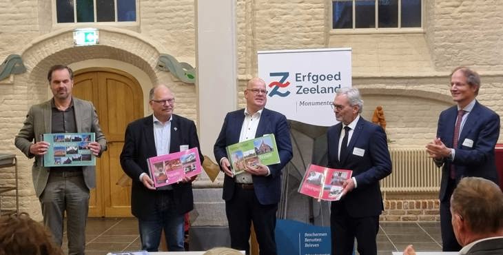 Vlnr: wethouders Bert Tuk (Veere), Siwart Mackintosh (Kapelle), Kees Weststrate (Borsele) en Sal Cracau (Vlissingen) nemen de kerkenvisie in ontvangst van voorzitter Kees-Jan Dosker (raad van toezicht Erfgoed Zeeland).