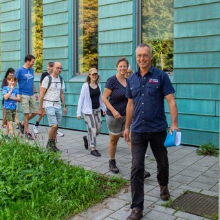 Bezoekers onder leiding van monumentenwachter Coert op weg naar de toegangsdeur  van de bunker aan de Looiersingel.