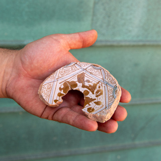 Fragment van een Spaanse goudluster majolica kom uit circa 1400, aangetroffen in een middeleeuwse beerput in Sluis.