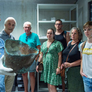 Archeoloog Hans toont in elkaar gestapelde messing potten uit circa 1700, opgevist bij een scheepswrak in de Oosterschelde.