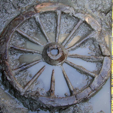 Oud karrenwiel wat gevonden is in Goes door archeologen van het AOS.