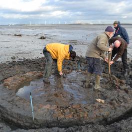 Een vuurbaken door archeologen gevonden in het Verdronken land van Saeftinghe. 