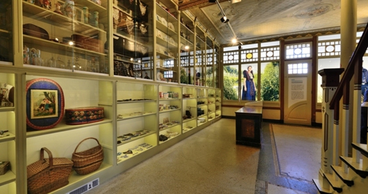 Wand met vitrines in Museum Het Warenhuis, Axel