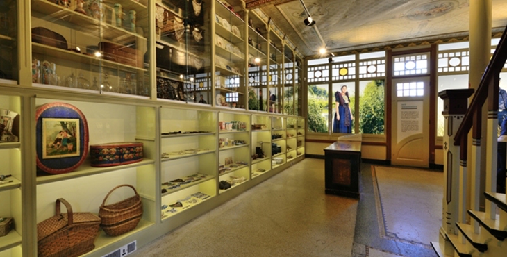 Wand met vitrines in Museum Het Warenhuis, Axel