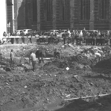 Een oude foto van een OAS Archeologie onderzoek aan de Grote Kerk in Goes.
