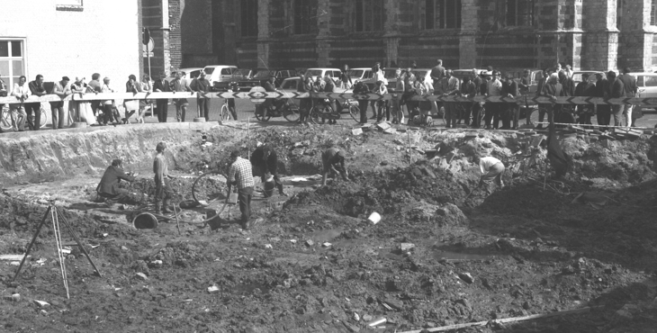Een oude foto van een OAS Archeologie onderzoek aan de Grote Kerk in Goes.