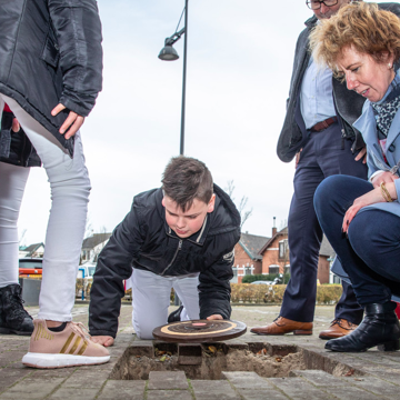 Vanuit het Oosterschelderegio Archeologisch Samenwerkingsverband wordt er in Goes een kleitablet begraven. 