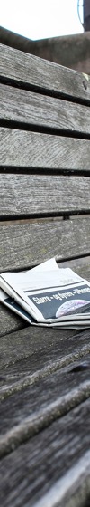 Tuinbank met opgevouwen krant