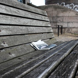 Tuinbank met opgevouwen krant