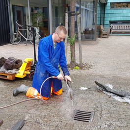 Schoonspoelen van opgegraven palen van Oud-Rilland.