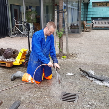 Schoonspoelen van opgegraven palen van Oud-Rilland.