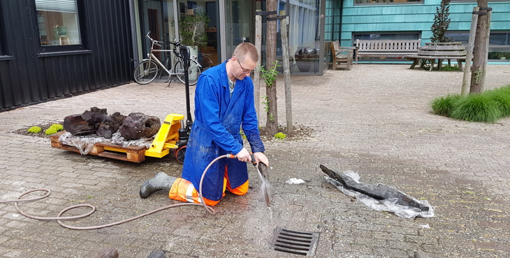 Schoonspoelen van opgegraven palen van Oud-Rilland.