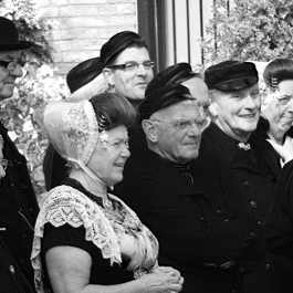 Een groep mensen in Zeeuwse klederdracht.