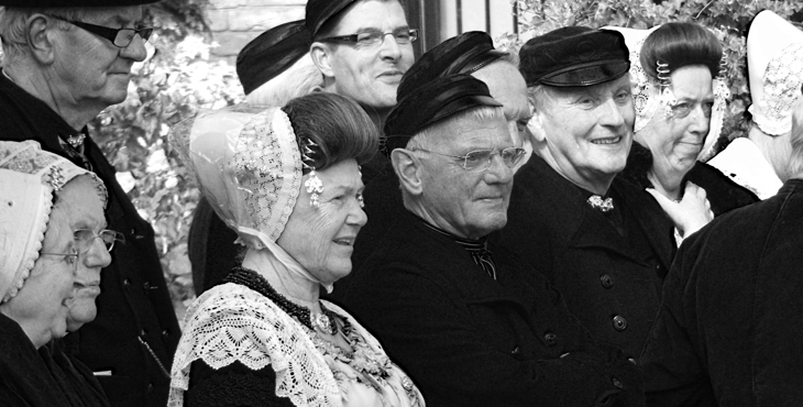 Een groep mensen in Zeeuwse klederdracht.